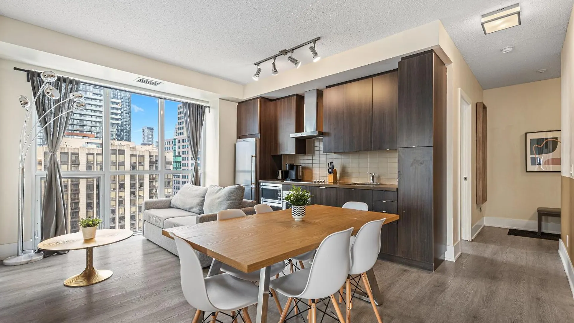 Apartment 3 Bedroom Beside Cn Tower With Parking Downtown Toronto