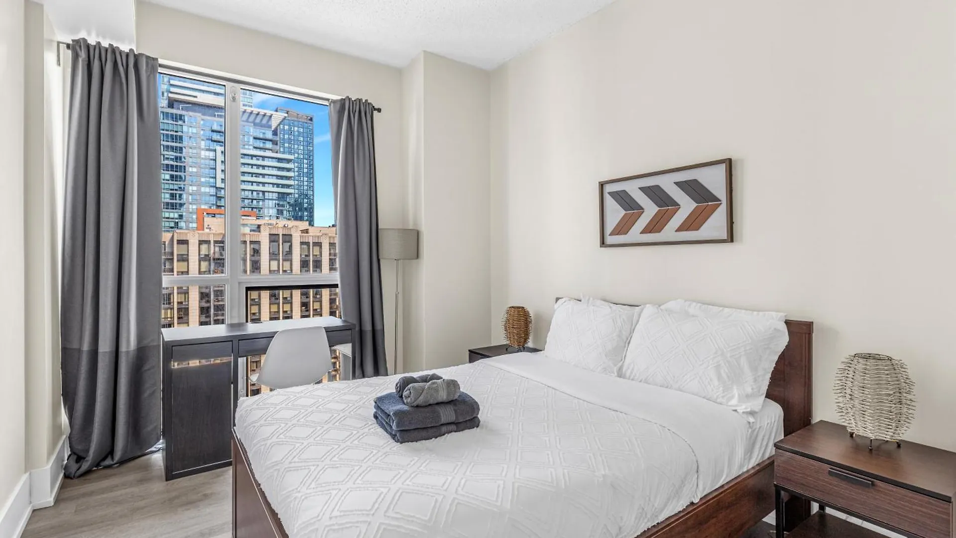 3 Bedroom Beside Cn Tower With Parking Downtown Toronto Kanada