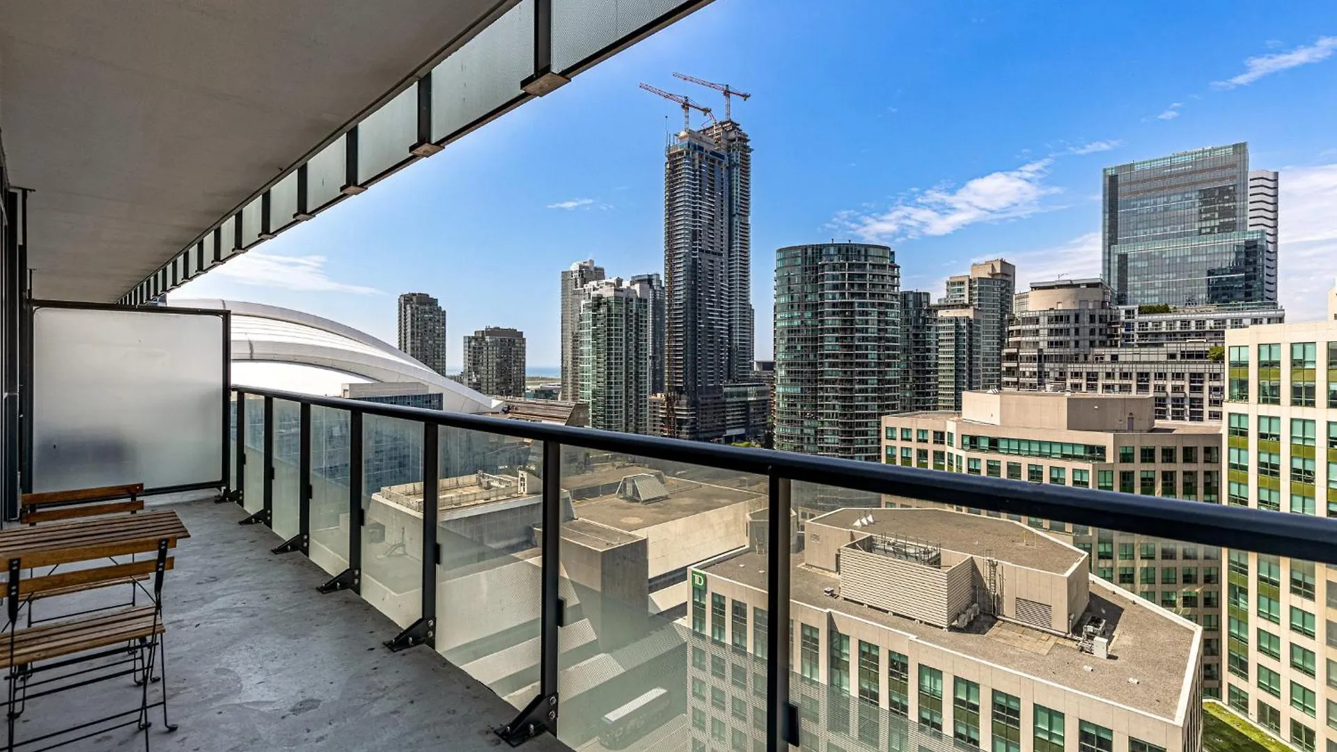 3 Bedroom Beside Cn Tower With Parking Downtown Toronto 0*,  Kanada