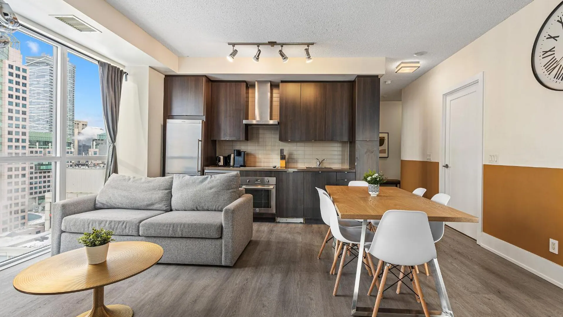 Apartment 3 Bedroom Beside Cn Tower With Parking Downtown Toronto Canada
