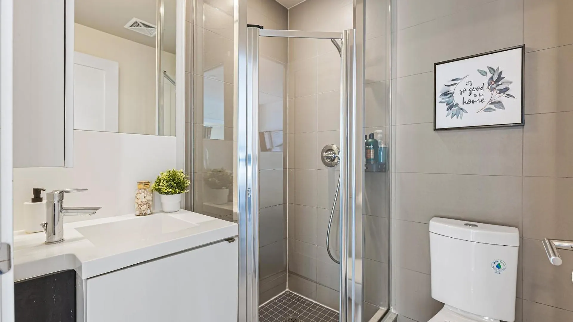3 Bedroom Beside Cn Tower With Parking Downtown Τορόντο