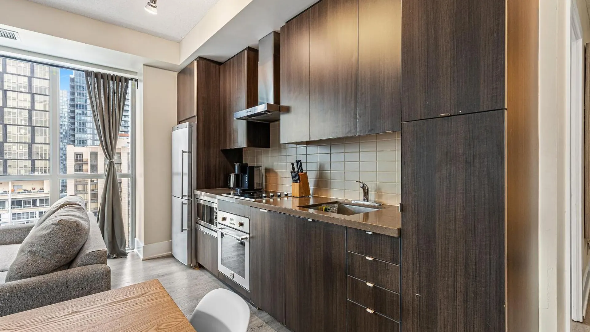 3 Bedroom Beside Cn Tower With Parking Downtown Toronto 0*,  Kanada
