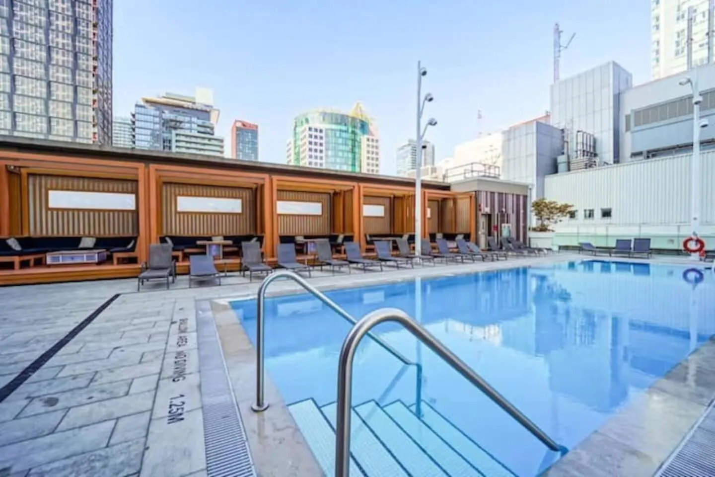 Apartment 3 Bedroom Beside Cn Tower With Parking Downtown Toronto