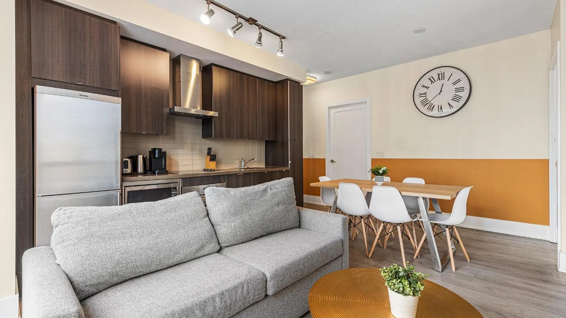 3 Bedroom Beside Cn Tower With Parking Downtown Toronto