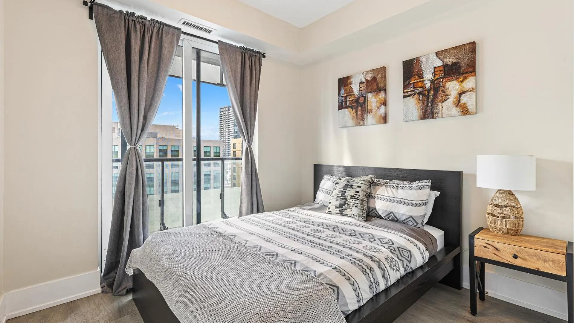 3 Bedroom Beside Cn Tower With Parking Downtown Toronto