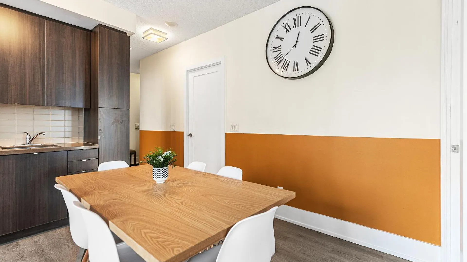Apartment 3 Bedroom Beside Cn Tower With Parking Downtown Toronto