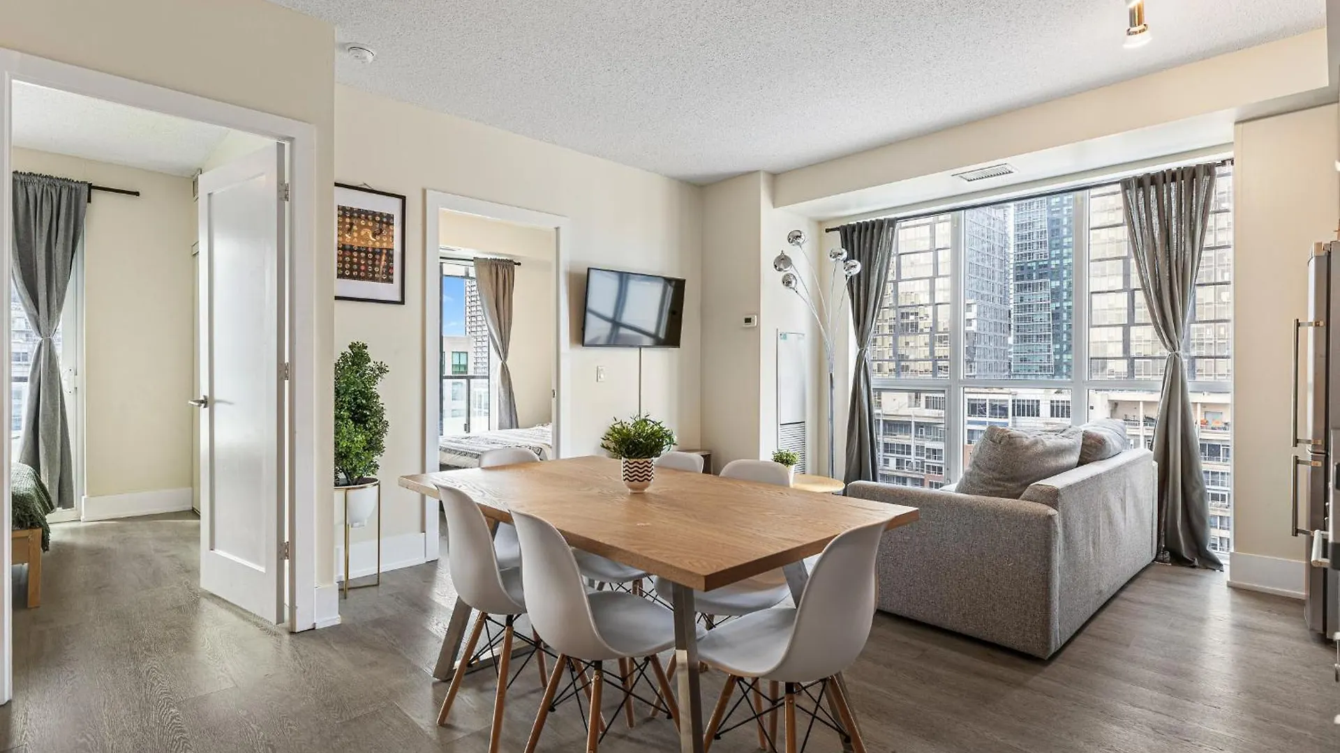 3 Bedroom Beside Cn Tower With Parking Downtown Τορόντο