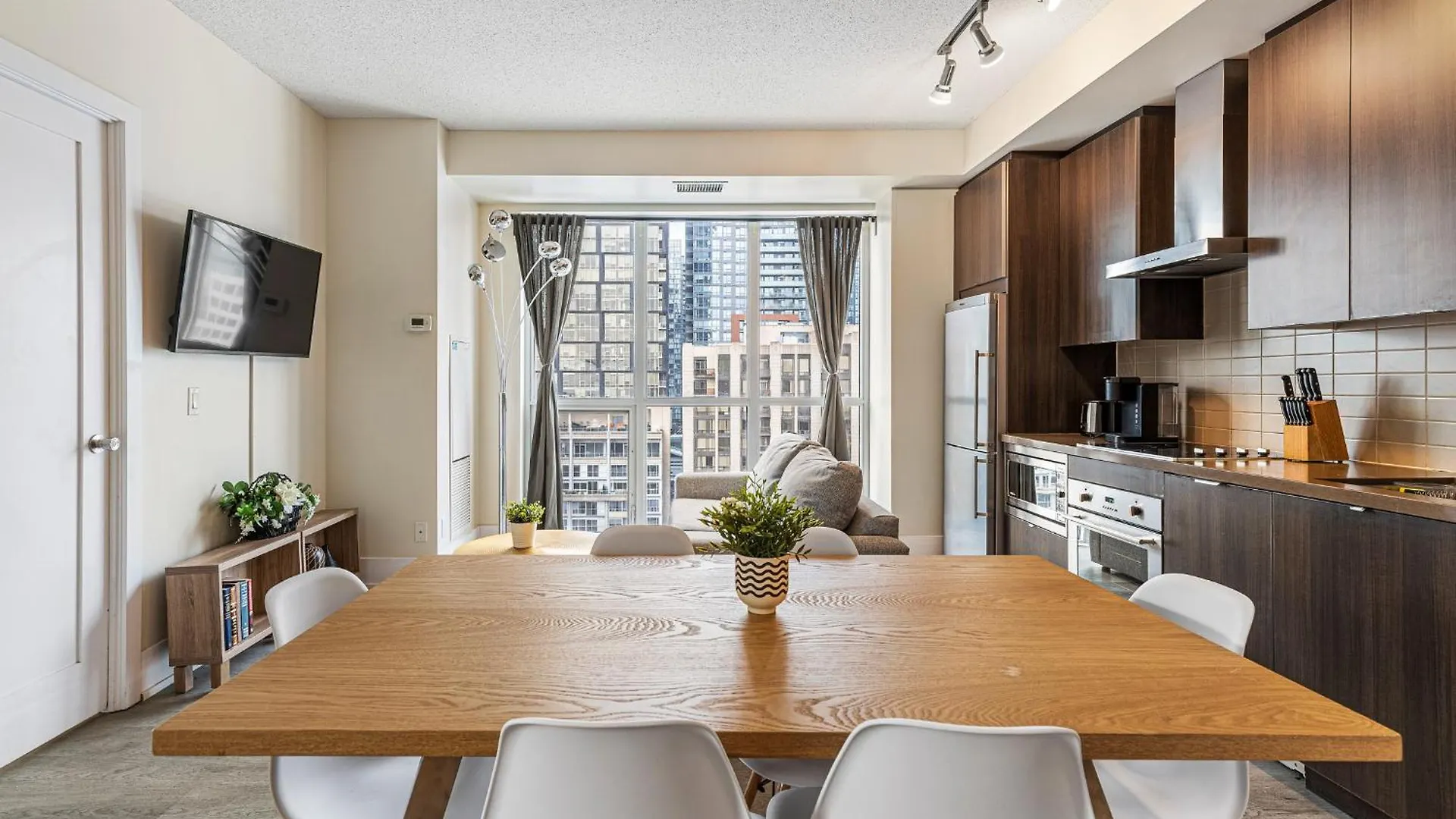 3 Bedroom Beside Cn Tower With Parking Downtown Toronto Kanada